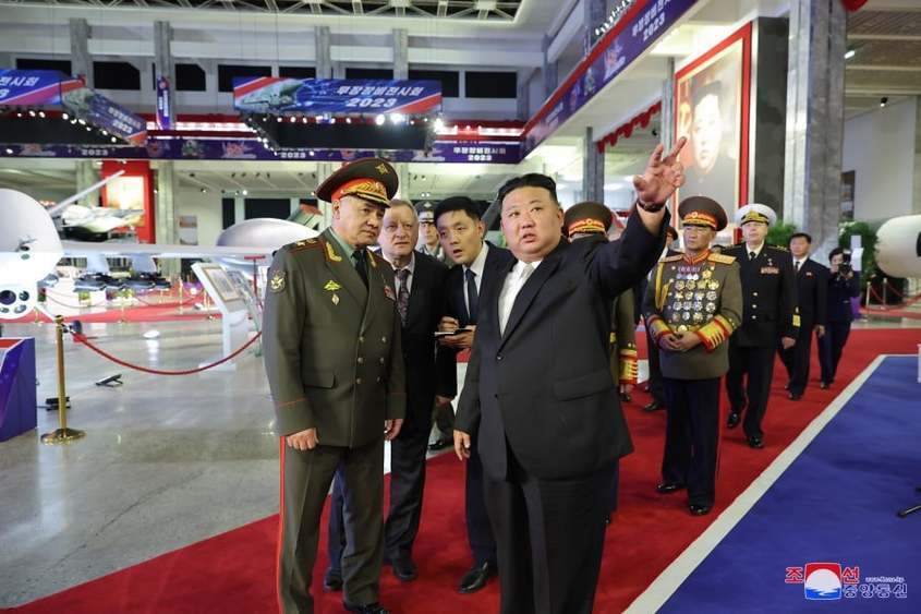 Ким Чен Ун показа на руския военен министър забранени ракети и получи "топло писмо" от Путин
