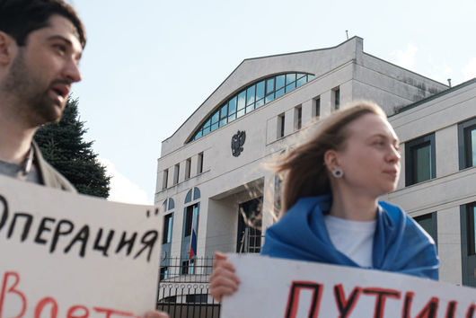 Молдова експулсира 45 руски дипломати и служители на посолството като