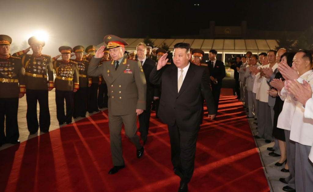 Шойгу застана до Ким Чен Ун по време на нощно дефиле на ядрени ракети