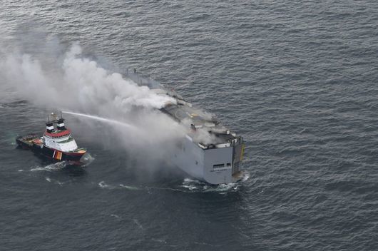 Кораб, натоварен с близо 3500 коли, се запали насред Северно море
