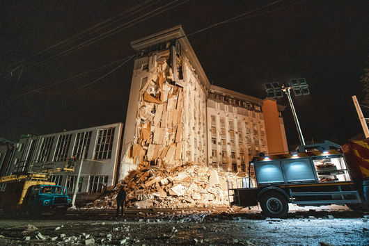 Русия обстреля Днепър с ракети и порази жилищен блок и военна сграда, има ранени