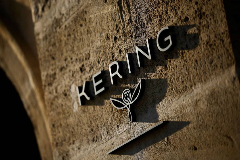 Kering купува 30% от Valentino 