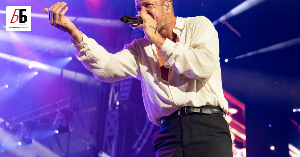 Imagine Dragons пуснаха своя снимка пред Александър Невски във Фейсбук.Популярната