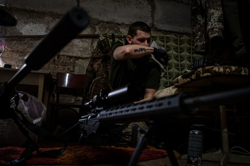 "Призраците на Бахмут" - украинските снайперисти, които плашат и унищожават врага от сенките