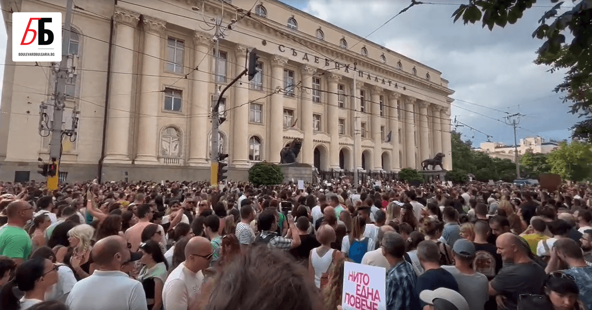 Хиляди хора се събраха пред Съдебната палата в София на