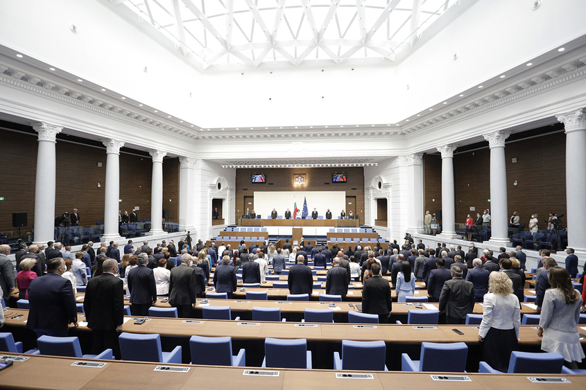 Депутатите гласуват първия вот на недоверие към кабинета "Денков"