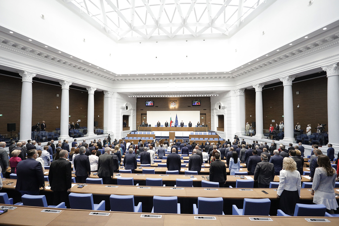 Седмица след края на лятната си ваканция, депутатите обмислят следваща преди местните избори