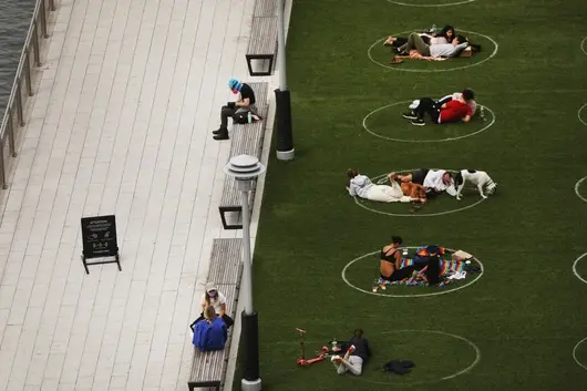 Забраните падат, а броят на Covid-пациентите намалява. Какво е обяснението?