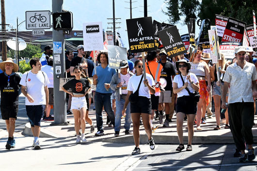 Холивуд продължава да е в застой на фона на стачките