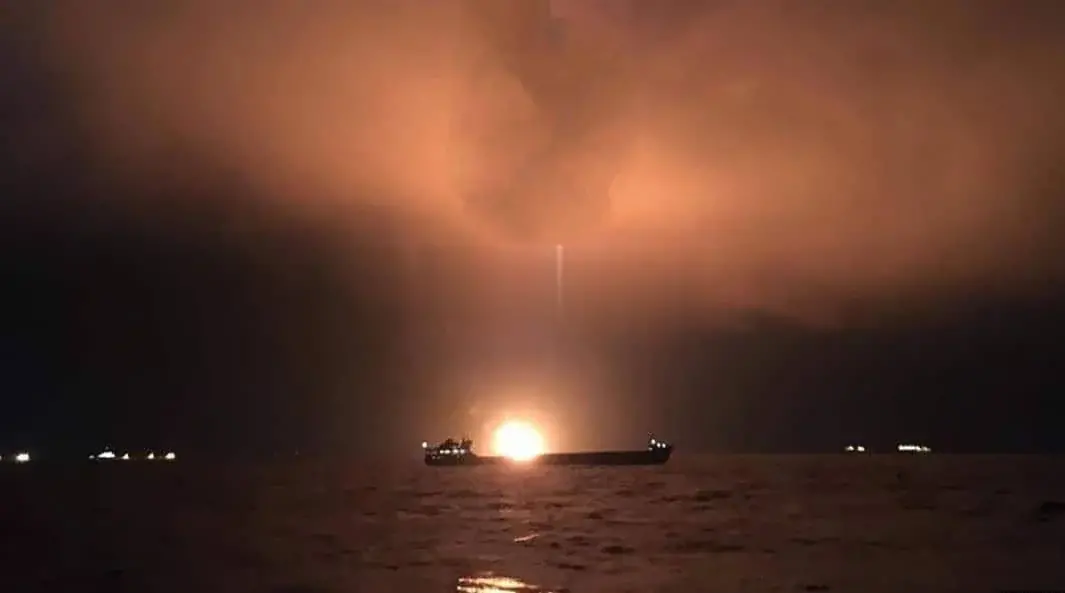 Руски танкер е повреден при украинска атака с дронове в Керченския проток, съобщава Москва