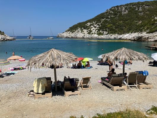 "Бунтът на плажните кърпи": Протестът на гърците за премахването на частните чадъри и шезлонги от плажовете успя 