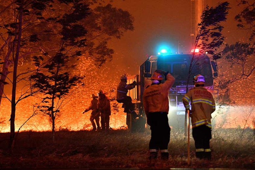 Австралия и неравностойната битка с огъня