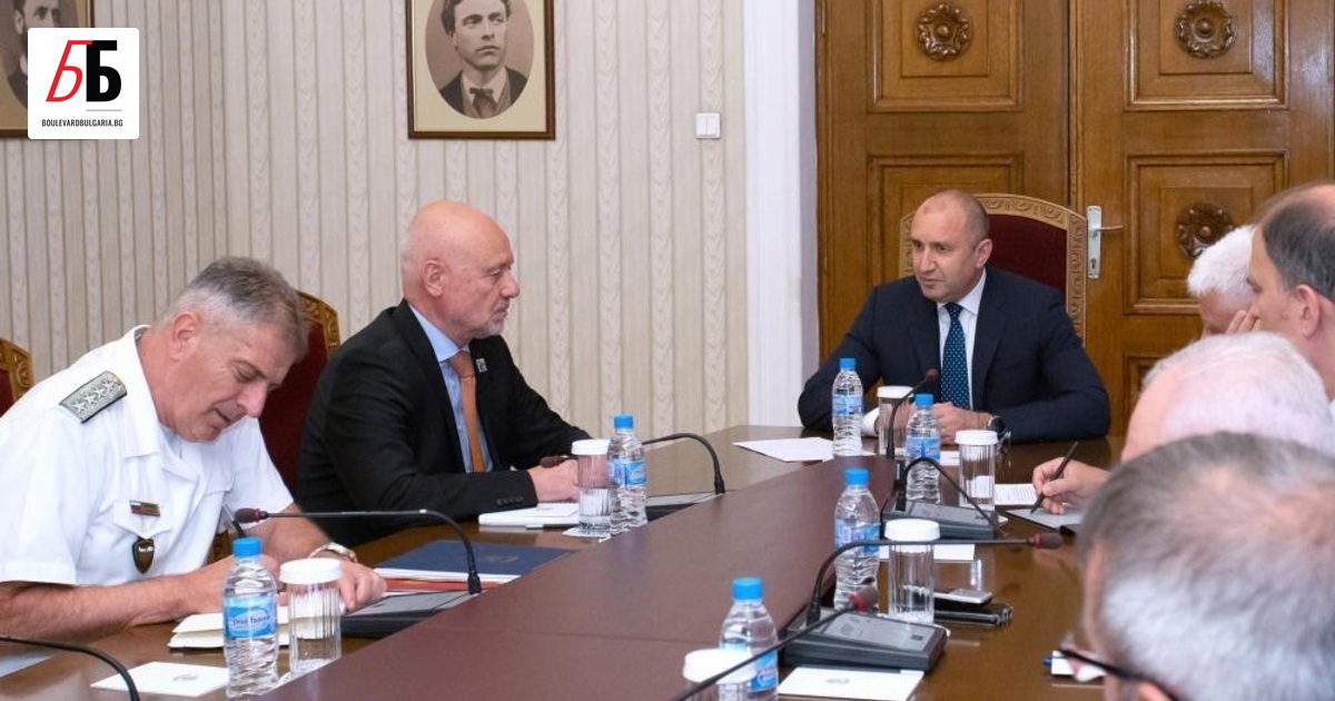 Президентът Румен Радев е провел среща с министъра на отбраната