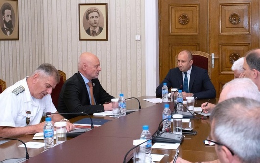 Президентът Румен Радев е провел среща с министъра на отбраната