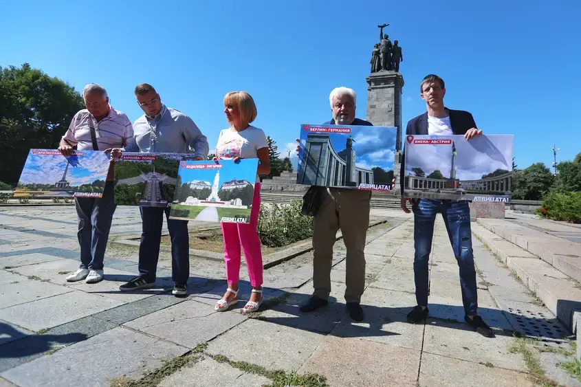 Мая Манолова палатки пред Паметника на съветската армия 