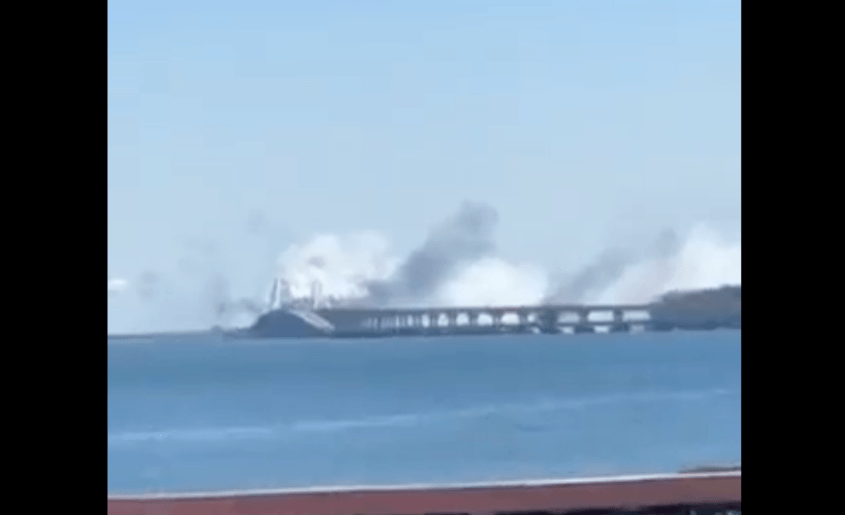 Дим над руския мост към Крим, докато Москва твърди, че е свалила 20 украински дрона