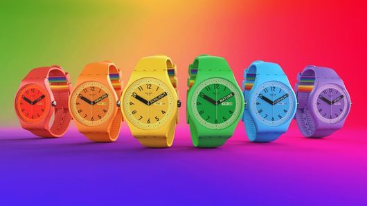 Малайзия предвижда 3 години затвор за хора, които носят цветен часовник Swatch  