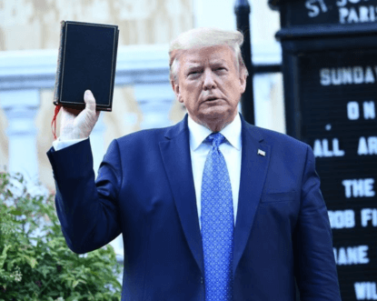 Тръмп разпръсна мирен протест и разгневи депутати и религиозни лидери с Библия в ръка
