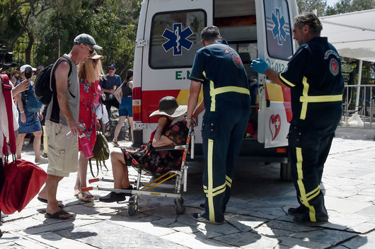 Български лекар, почиващ в Гърция, спаси живота на мъж. Страната се бори с дефицит на медици и линейки