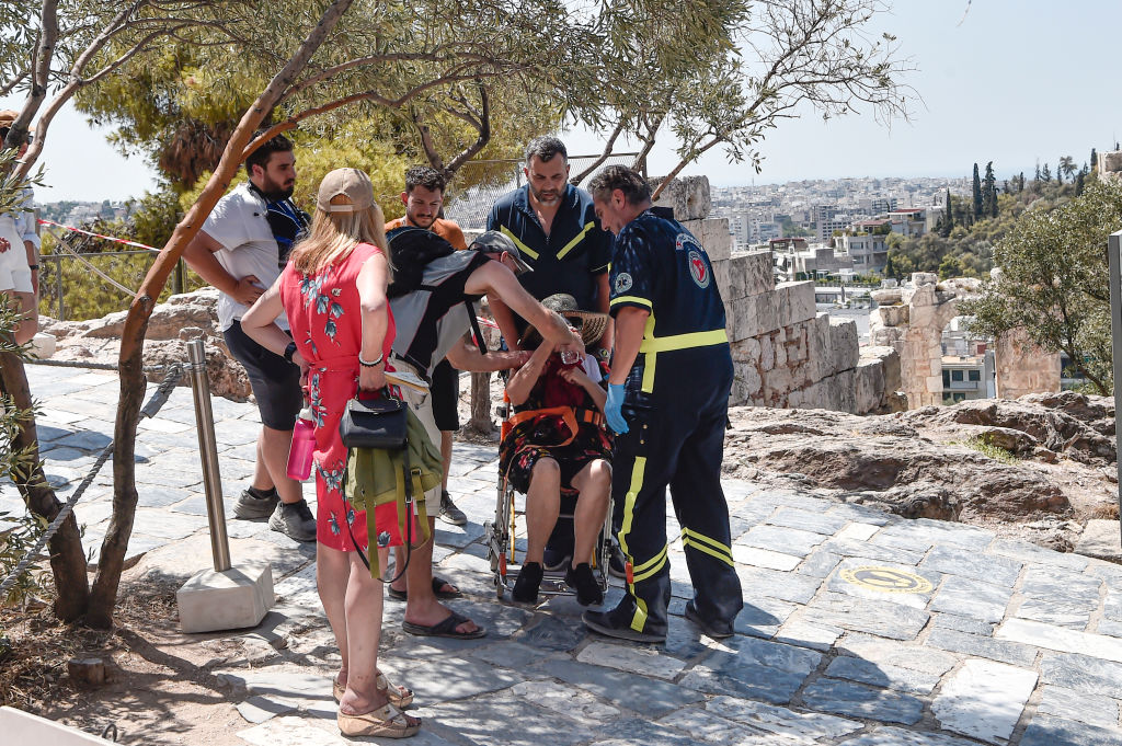Спешната помощ в Гърция изпитва затруднения заради недостиг на персонал