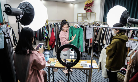 На шопинг в TikTok: Социалната мрежа се обръща към онлайн пазаруването