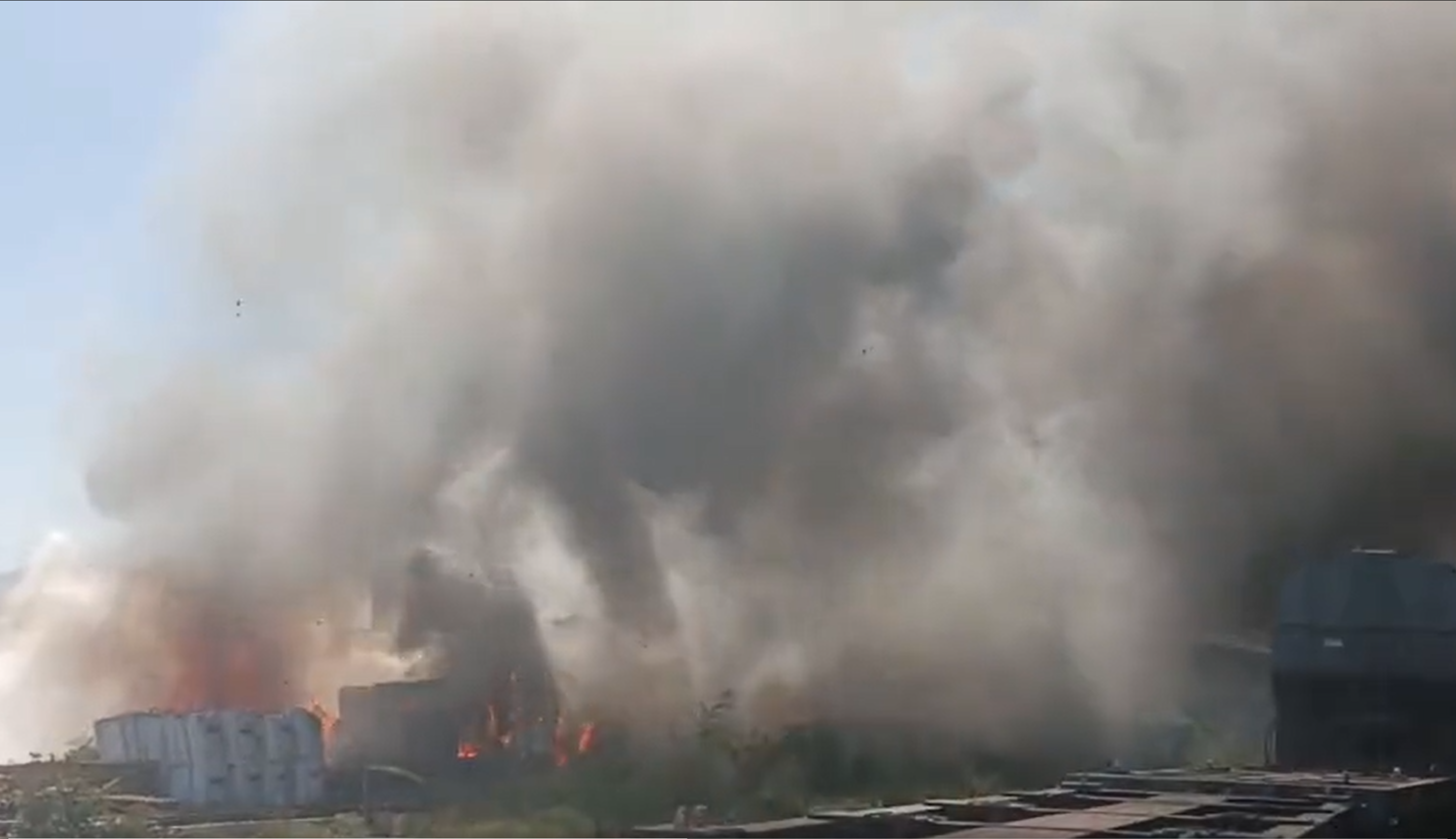Голям пожар гори в товарния терминал в Новоросийск едно