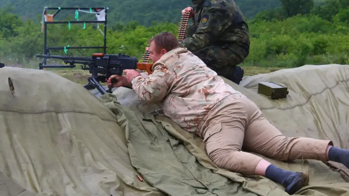 Видео: Военният министър стреля с картечница и зенитно оръдие.