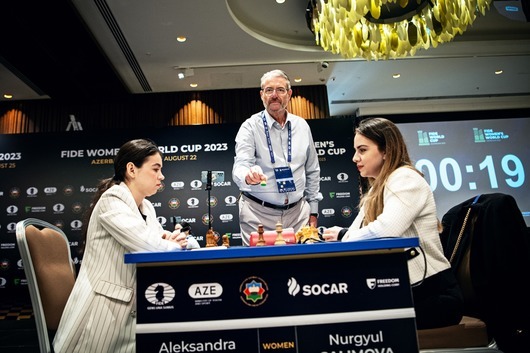 Защо Нургюл Салимова се бори за световната титла по шахмат сама, без щаб
