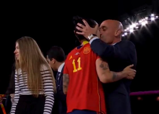 Няколко събития помрачиха дебютната победа на Испания на Световното по