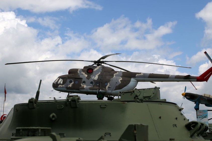 Руски боен хеликоптер Ми-8 е прелетял в Украйна и се е предал