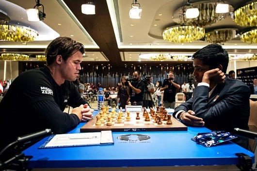 Магнус Карлсен победи 18-годишния Праг в битката за Световната купа по шахмат
