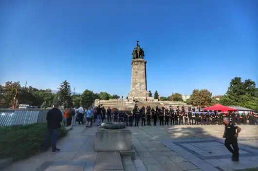 Оградата на Паметника на съветската армия зейна с "врата" за пазителите му (обновена)