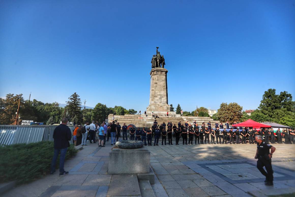 Оградата на Паметника на съветската армия зейна с "врата" за пазителите му (обновена)