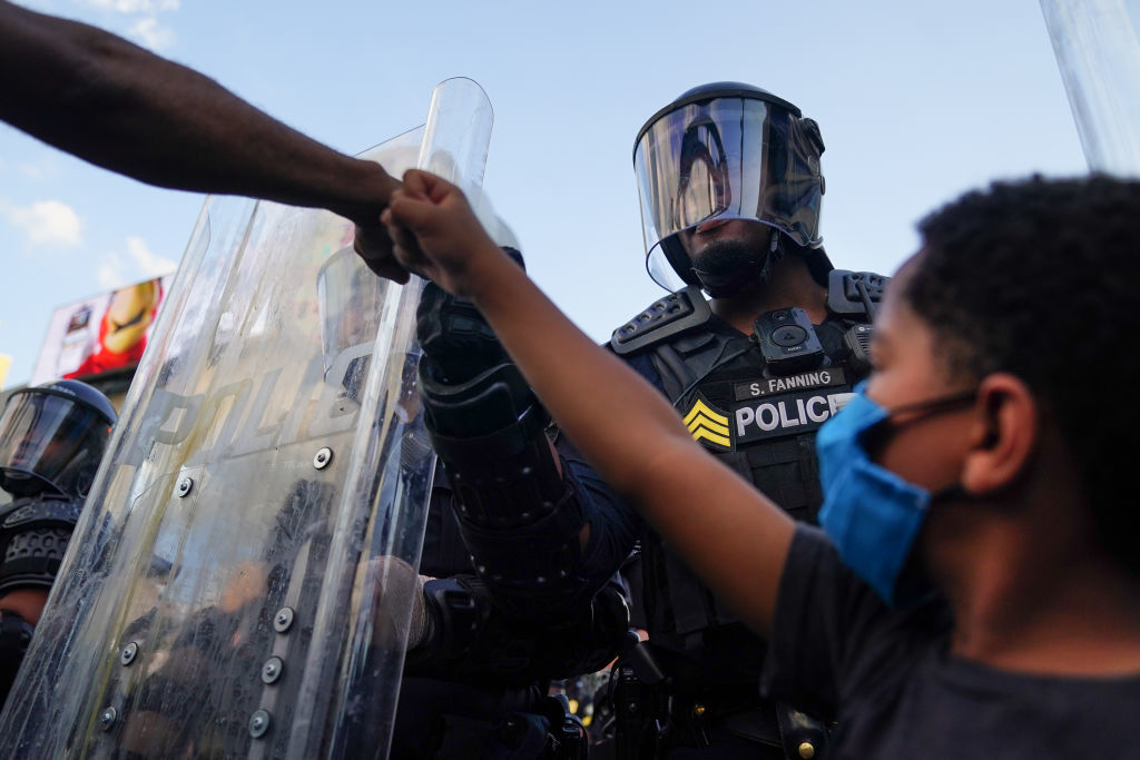 Прегръдки и сълзи: Най-въздействащите снимки от протестите в Америка