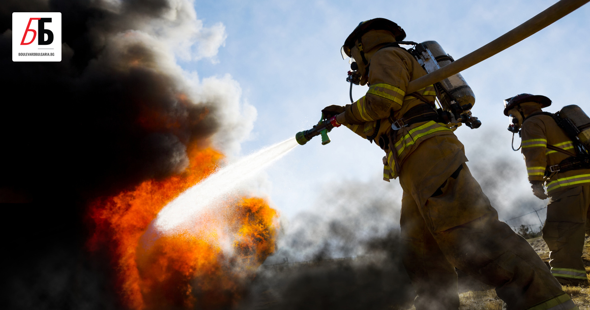 Голям пожар гори в района на надлез Надежда в София.Запалило