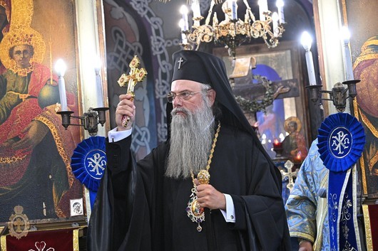 Пловдивският митрополит Николай продължава да използва забранена светлинна сигнализация въпреки