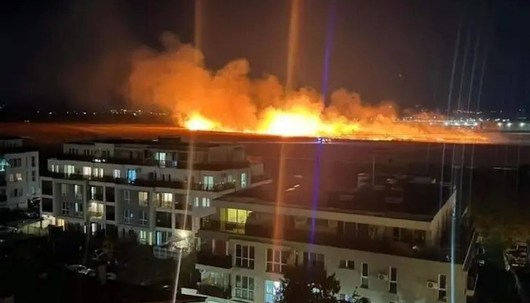 Пожар гори в поле до кв. Обеля в София