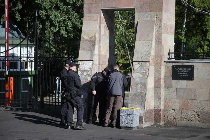 "Тайното" погребение на Пригожин: Десетки полицаи и металодетектори пред гробищата в Санкт Петербург