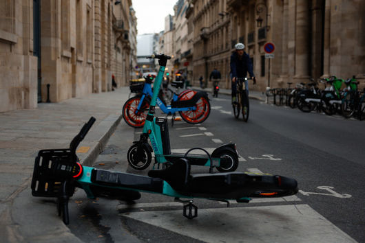 "Краят на една ера": Защо Париж се сбогува с е-тротинетките под наем?