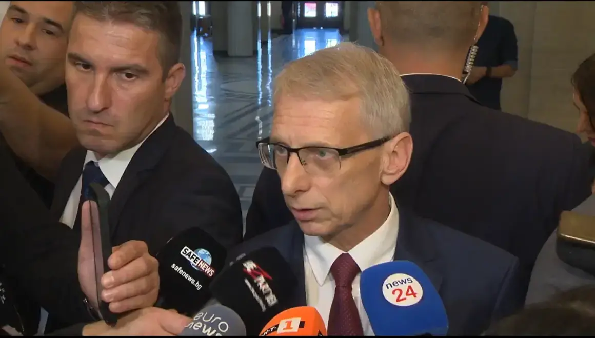Николай Денков пита кой управлява ГЕРБ – Делян Добрев или Бойко Борисов