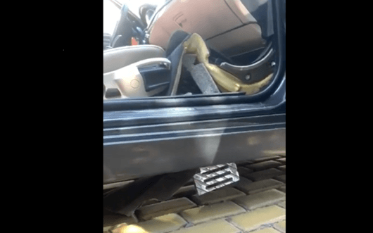 Метална решетка се вряза в купето на автомобил пред Президентството