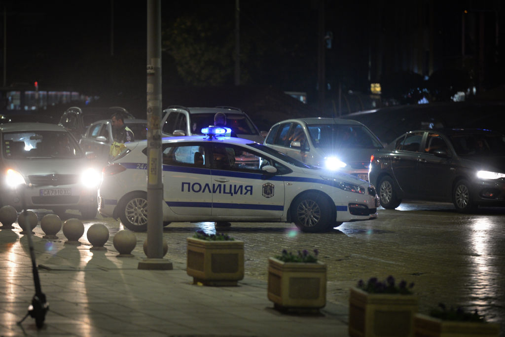 Ван със 17 мигранти катастрофира след гонка с полицията в София
