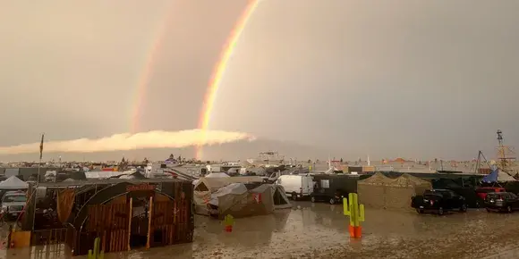 Над 70 000 души бедстват на култовия фестивал Burning Man след порой в пустинята