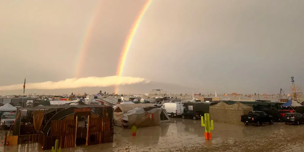 Над 70 000 души бедстват на култовия фестивал Burning Man след порой в пустинята