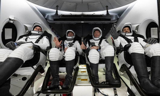 Пилотираният космически кораб Crew Dragon на SpaceX с екипажа на