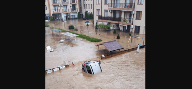 Проливен дъжд е довел до извънредно положение в Царево и