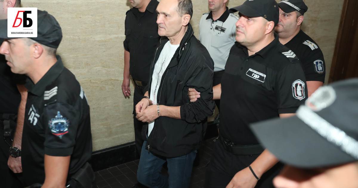 Съдът пусна Васил Божков под домашен арест с електронна гривна.Софийският