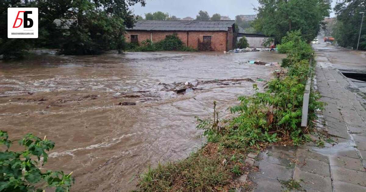 Тежките последствия от потопа в Царево не се дължат единствено