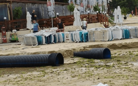Незаконни тръби за отходни води "изплуваха" на наводнените плажове