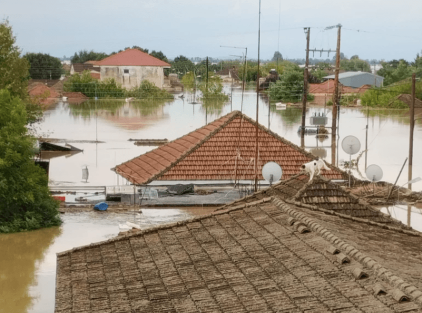 Цели села в Гърция са под вода след пороите